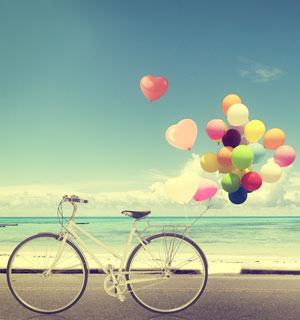 Vélo avec ballons sur plage