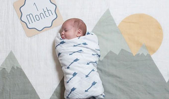 Emmailloter bébé : mode d’emploi
