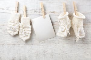 Chaussons et moufles blancs suspendus