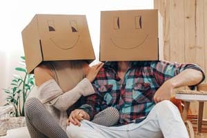 Couple cartons sur la tête