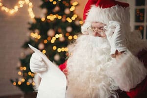 Père Noël lit une liste