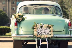 Voiture avec panneau just married