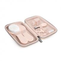 https://www.madeinbebe.com/boutique/fr/trousse-de-toilette--hygge-rose-suavinex/a221635